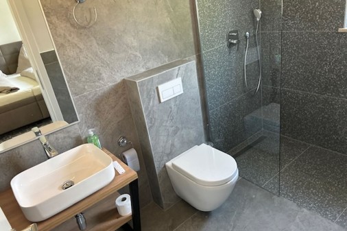 Neue  geräumige Bäder mit Dusche und WC