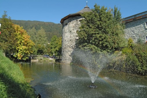 Historischer Stadtteich mit Turm in Radstadt